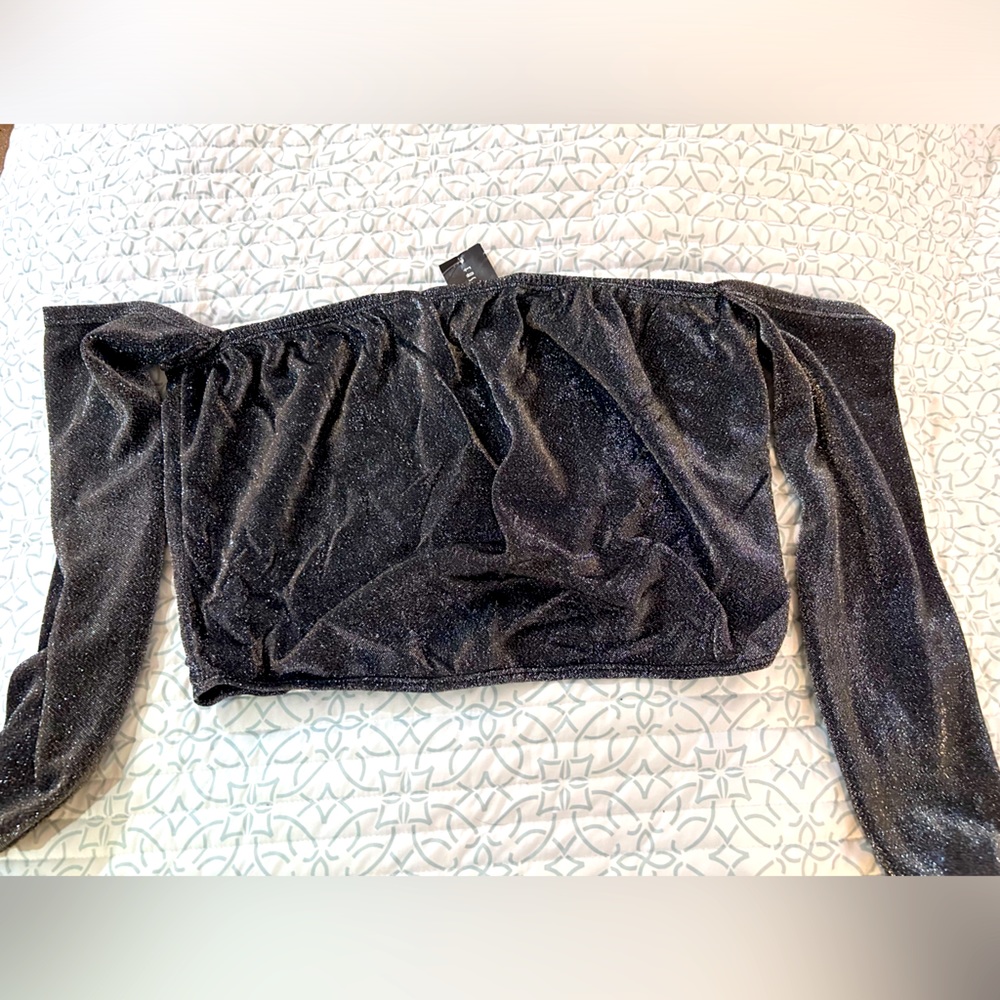 Off shoulder crop top club shirt